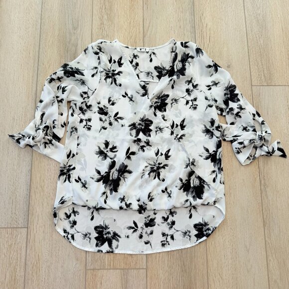 West Kei Floral Surplice Wrap Blouse 🖤🤍 – Size Medium ✨ - Picture 10 of 13